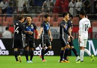後半、ニュージーランド代表に勝利し祝福される日本代表・倉田（左から２人目）（撮影・堀内翔）