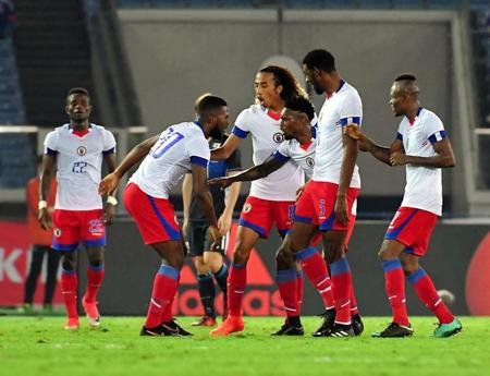 後半、一時は勝ち越しとなるゴールで喜び合うハイチ代表イレブン＝日産スタジアム