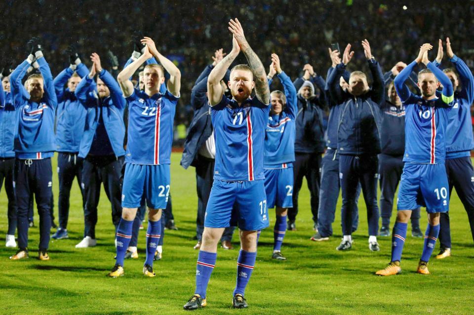 　コソボに勝利し、喜ぶアイスランドの選手たち