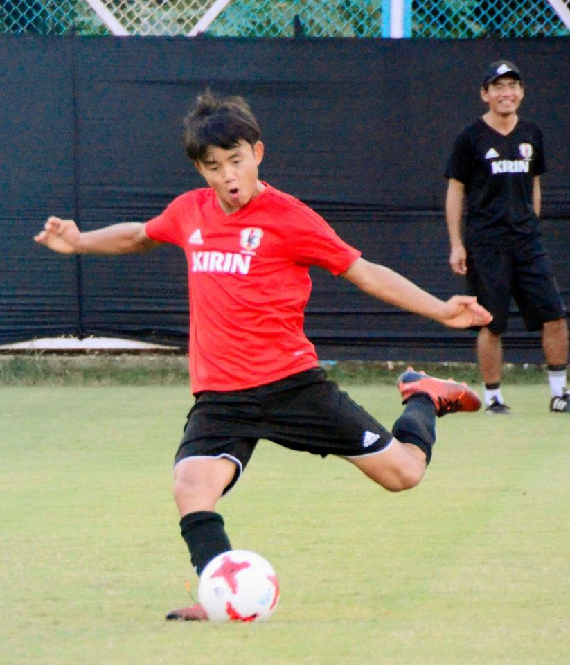 　ニューカレドニア戦を前に、調整するサッカーＵ－17日本代表の久保（共同）