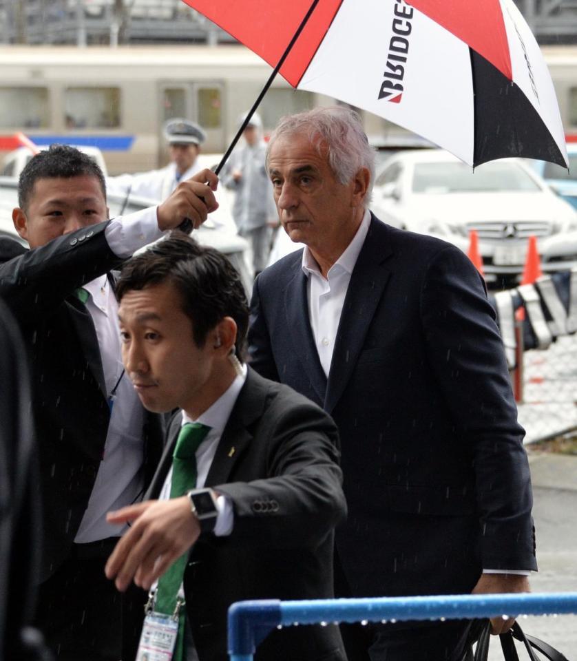 　視察のため、スタジアムを訪れた日本代表・ハリルホジッチ監督（右）