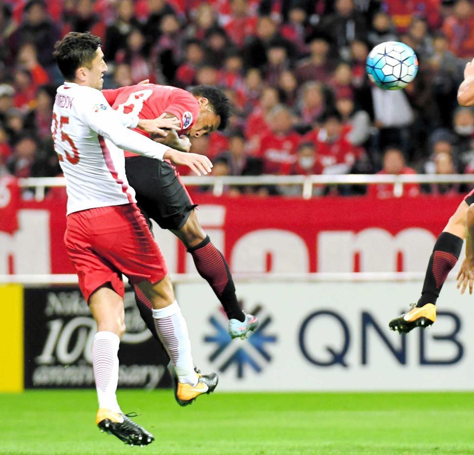 　前半、先制ゴールを決める浦和・ラファエルシルバ（右）