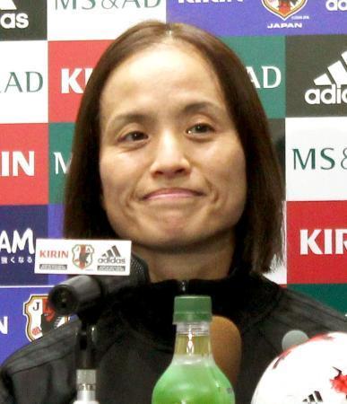 　記者会見するサッカー女子日本代表の高倉監督＝２１日、長野Ｕスタジアム