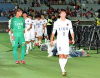 　横浜Ｍに敗れ肩を落とし引き揚げる鹿島イレブン