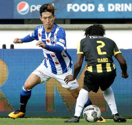 サッカー、小林祐希は後半に退く オランダ１部リーグ