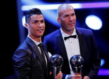 ２３日、ロンドンで開かれた国際サッカー連盟（ＦＩＦＡ）の表彰式で、男子最優秀選手に選ばれたポルトガル代表ＦＷロナルド（左）と男子最優秀監督に選ばれたＲマドリードのジダン監督（ロイター＝共同）