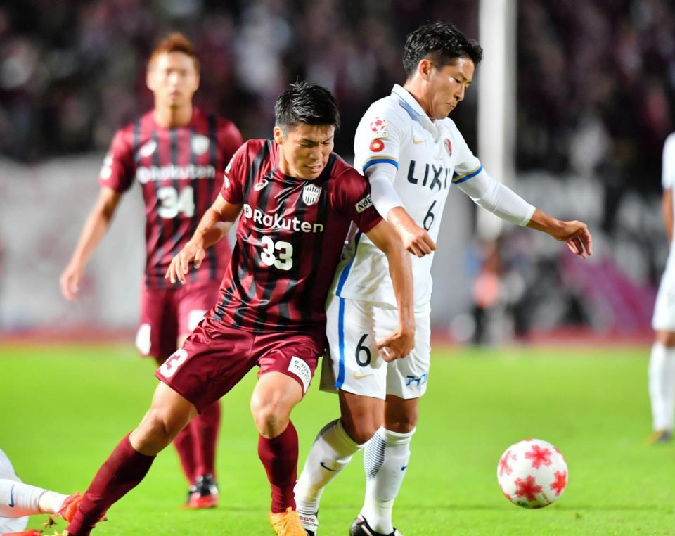 　前半、敵陣で突破を図る神戸ＭＦ大槻（左）