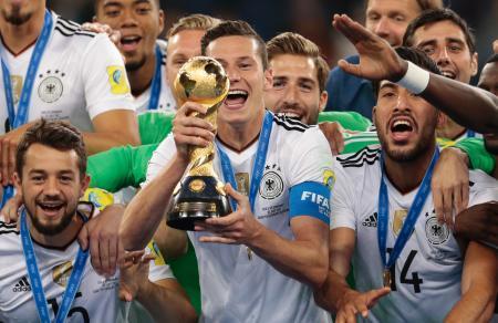 　各大陸王者などで争われた今夏のコンフェデレーションズカップで優勝したドイツの選手たち＝７月２日、サンクトペテルブルク（ＡＰ＝共同）