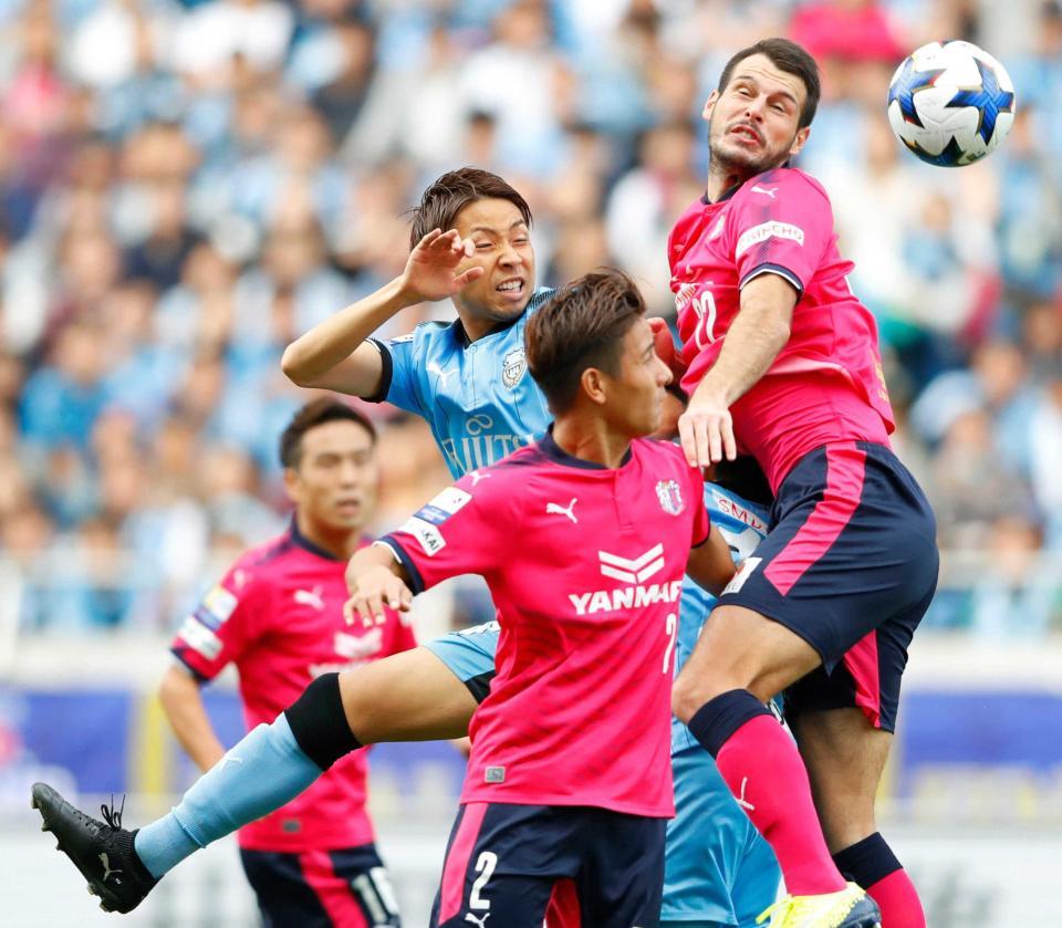 　厳しいマーク受ける小林（共同）