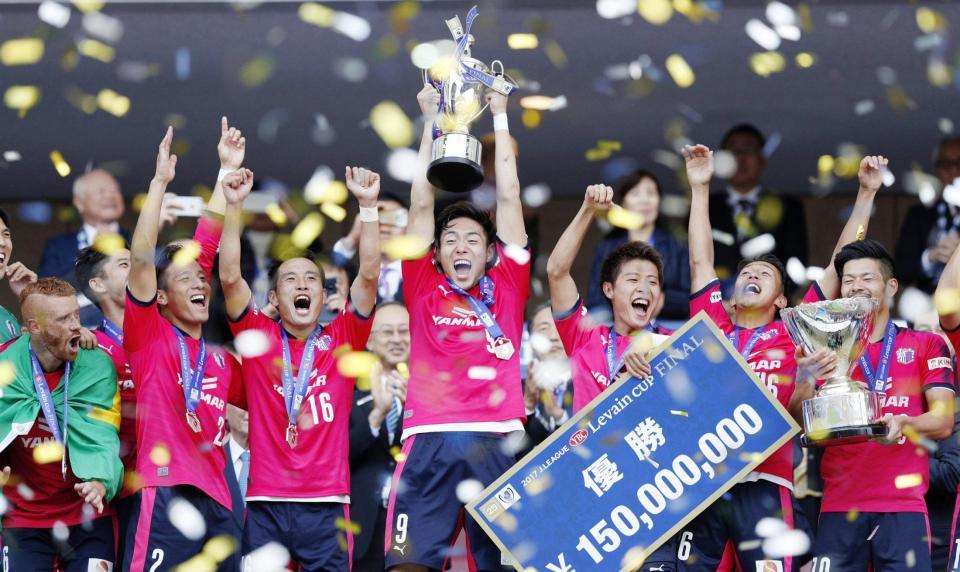 　初優勝を果たし、カップを掲げて喜ぶ杉本らＣ大阪イレブン