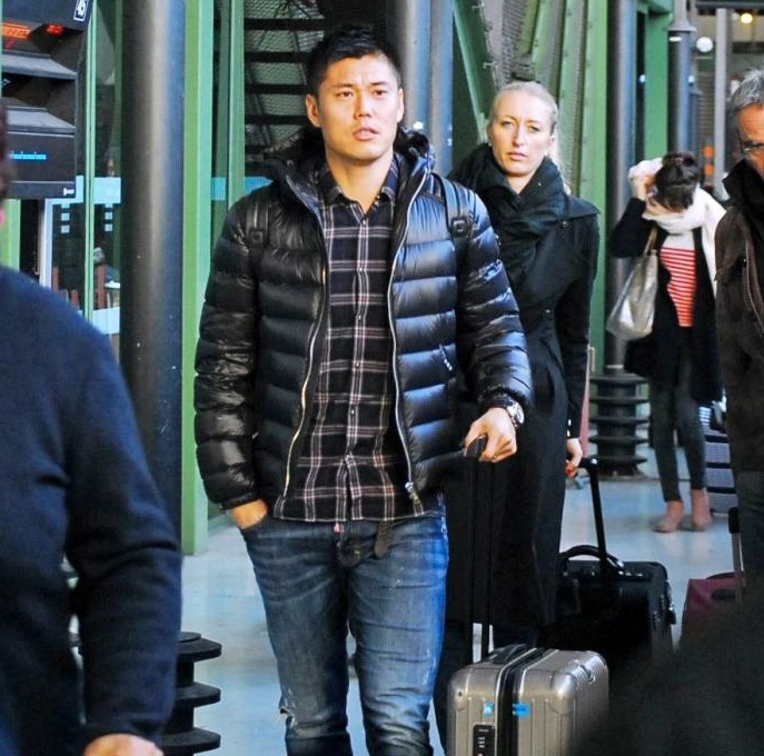 ＴＧＶでリール入りした日本代表ＧＫ川島永嗣（中央）