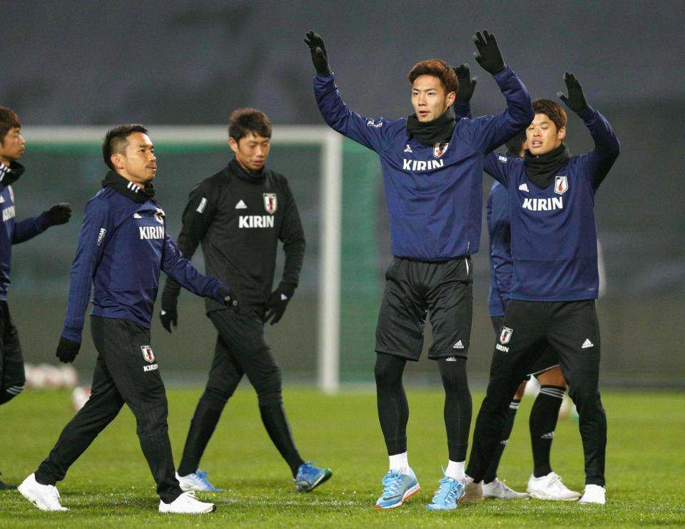 　ブラジル戦に向け調整する杉本（右から２人目）らサッカー日本代表の選手たち