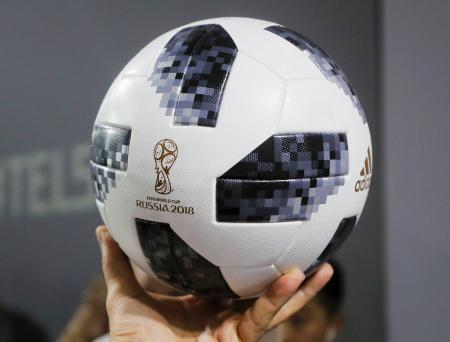 　サッカーＷ杯ロシア大会で使用される公式球「テルスター１８」＝モスクワ（ＡＰ＝共同）