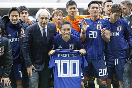 　ブラジル戦後、国際Ａマッチ通算１００試合出場を祝福される長友（中央）＝リール（共同）