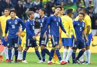　サッカー国際親善試合でブラジルに敗れ、肩を落とす日本イレブン＝10日、リール（共同）