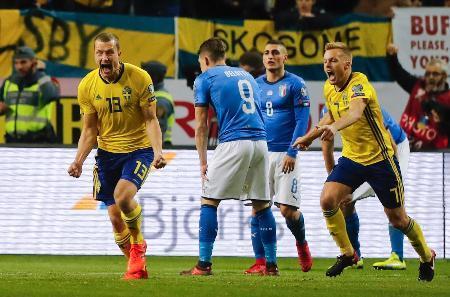 　Ｗ杯欧州予選プレーオフ第１戦、イタリア戦で先制ゴールを決め喜ぶスウェーデンのヨハンセン（左）＝１０日、ストックホルム（ＡＰ＝共同）