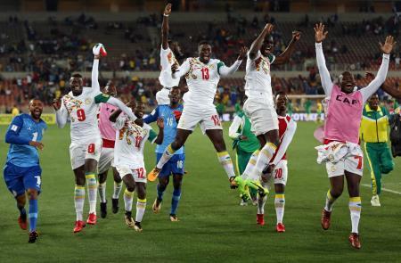 　サッカーのＷ杯アフリカ予選で南アフリカを破り、喜ぶセネガルの選手たち＝１０日、南アフリカ・ポロクワネ（ロイター＝共同）