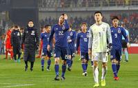 サッカー国際親善試合でベルギーに敗れ、肩を落とす（右から）杉本、ＧＫ川島ら日本イレブン＝14日、ブリュージュ（共同）
