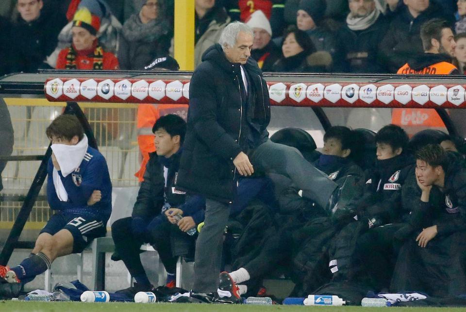 　後半、ベンチ前でボトルを蹴り飛ばすハリルホジッチ監督（共同）