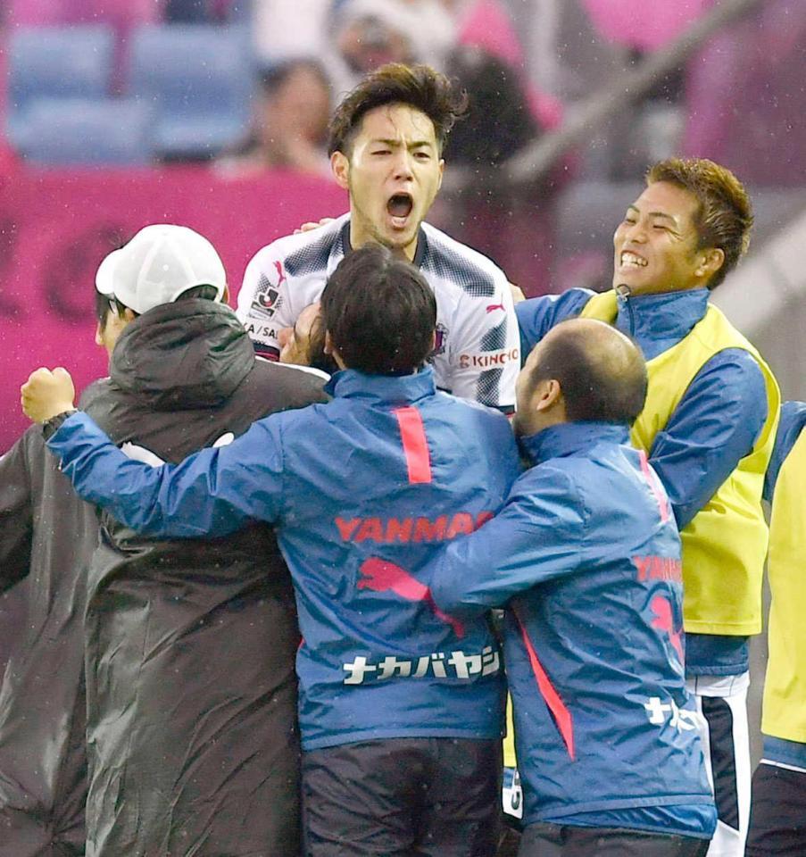 　後半、ゴールを決め大喜びする杉本（中央奥）