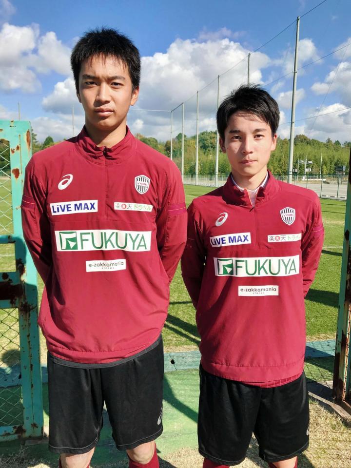 　神戸の練習に参加した松山工高のＧＫ伊藤元太（左）とＦＷ向井和哉