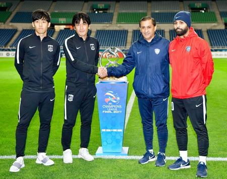 　トロフィーの前で記念写真に納まる（左から）浦和・遠藤、堀監督、アルヒラルのディアス監督、カハタニ