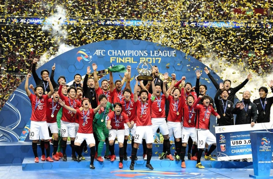 トロフィーを掲げて喜ぶ阿部（中央）ら浦和イレブン（撮影・棚橋慶太）