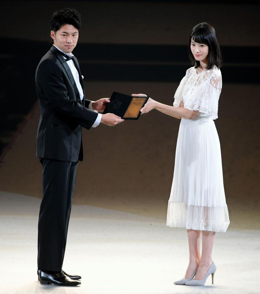 ベストヤングプレイヤー賞に選ばれた柏・中山雄太（左）右はプレゼンターの高橋ひかる＝横浜アリーナ（撮影・三好信也）