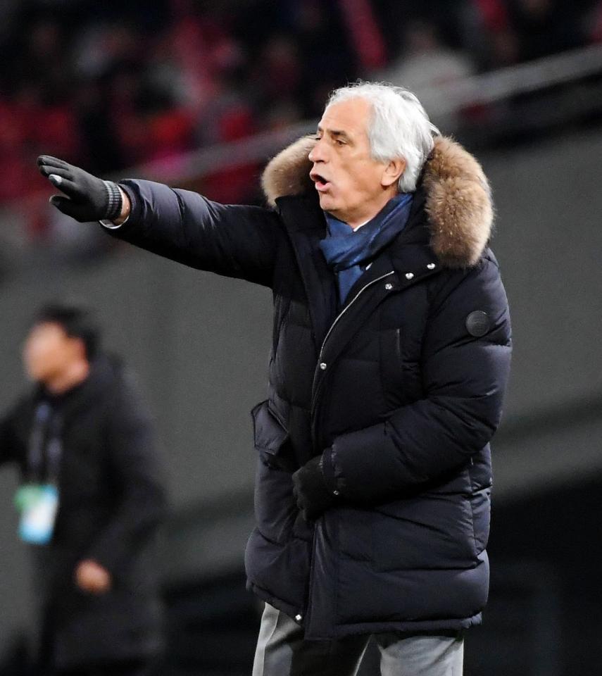 後半、指示を出すハリルホジッチ監督＝味の素スタジアム（撮影・堀内翔）