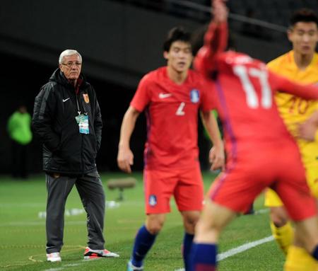 試合を見つめる中国・マルチェロ・リッピ監督（左）＝味の素スタジアム（撮影・三好信也）