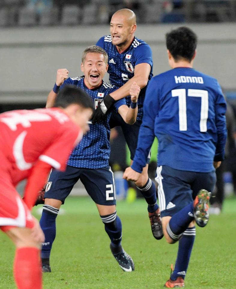 　後半、ゴールを決め喜ぶ井手口（撮影・三好信也）