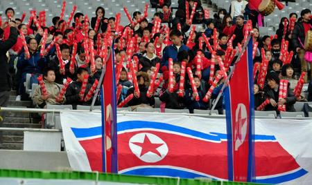 試合前に盛り上がる北朝鮮サポーター＝味の素スタジアム