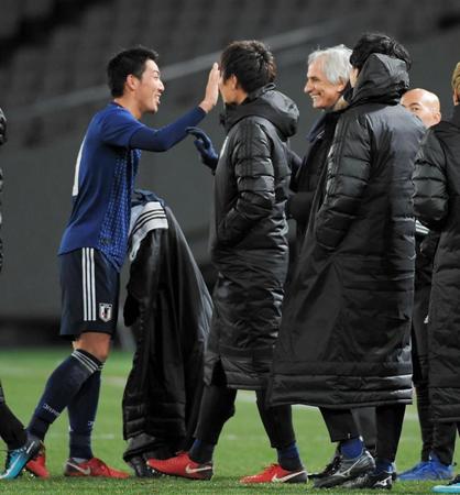 中国に快勝し昌子（左）とタッチをかわすハリルホジッチ監督＝味の素スタジアム（撮影・堀内翔）