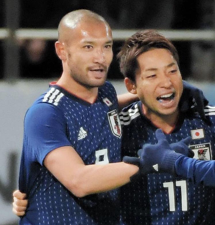 後半、先制ゴール決めた小林（右）を祝福する川又