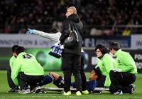 前半、担架に乗り途中退場する日本代表・大島＝味の素スタジアム（撮影・堀内翔）