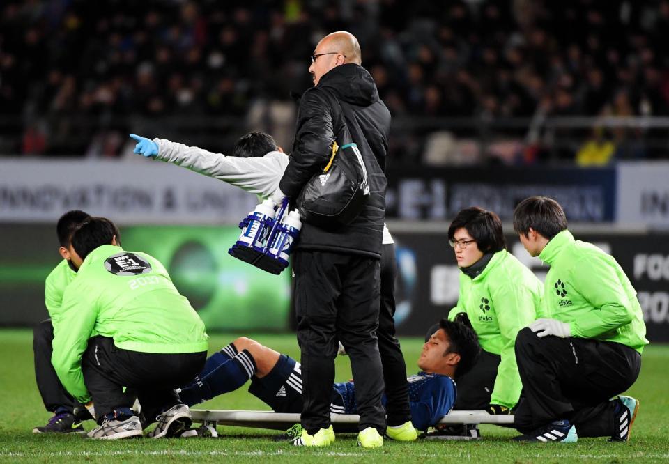 前半、担架に乗り途中退場する日本代表・大島＝味の素スタジアム（撮影・堀内翔）