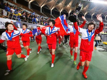　３連覇を果たし、場内一周する北朝鮮イレブン＝フクアリ