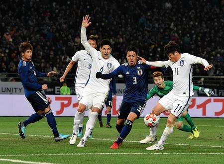 前半、韓国ゴール前で競り合う日本代表・昌子（中央）＝味の素スタジアム（撮影・堀内翔）