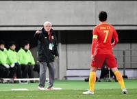 ベンチから指示を送る中国・マルチェロ・リッピ監督（左）＝味の素スタジアム（撮影・中田匡峻）