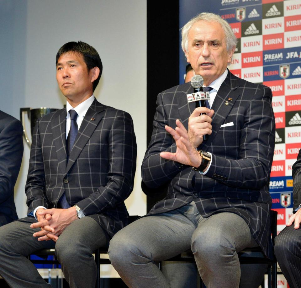 　Ｕ-２１日本代表・森保監督（左）と並んで記者の質問に答える日本代表・ハリルホジッチ監督