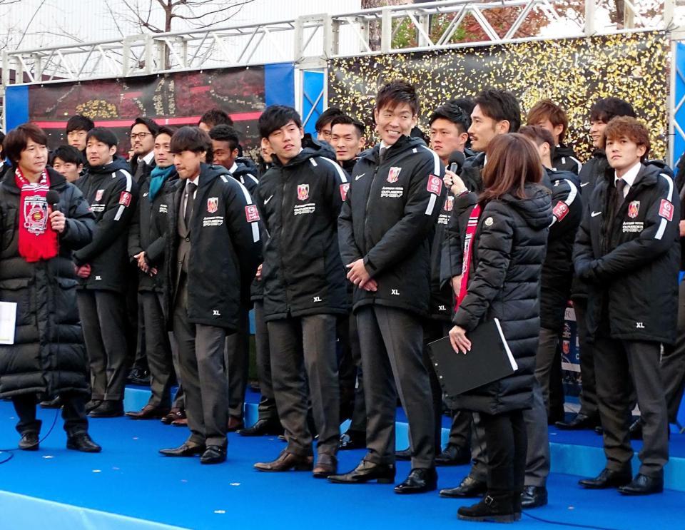 浦和がＡＣＬ優勝報告会を開催し、インタビューを受ける（前列右から）阿部、西川、遠藤、平川