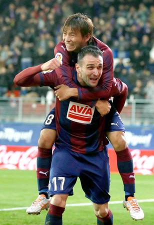 　後半、自身２点目のゴールを決め喜ぶエイバル・乾（上）＝共同