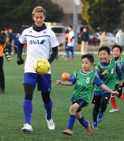 本田選手がサッカー教室、千葉 小学生に「大きな夢を持って」
