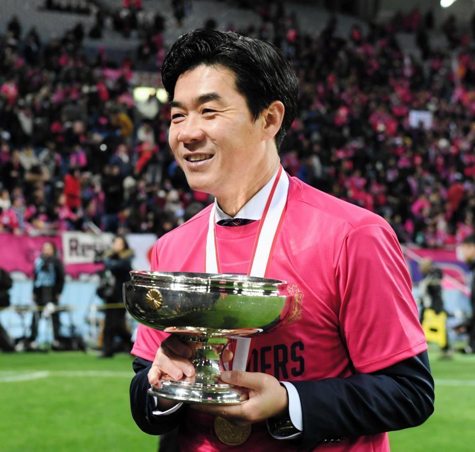 笑顔でカップを持つＣ大阪・尹晶煥監督＝埼玉スタジアム（撮影・中田匡峻）