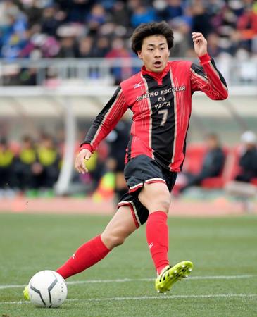 前半、攻め込む矢板中央・松井蓮之＝浦和駒場スタジアム（撮影・金田祐二）