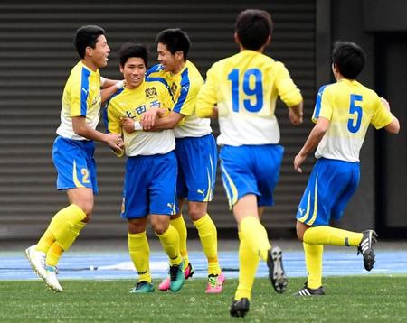 前半、勝ち越しゴールに喜ぶ上田西イレブン＝駒沢陸上競技場（撮影・棚橋慶太）