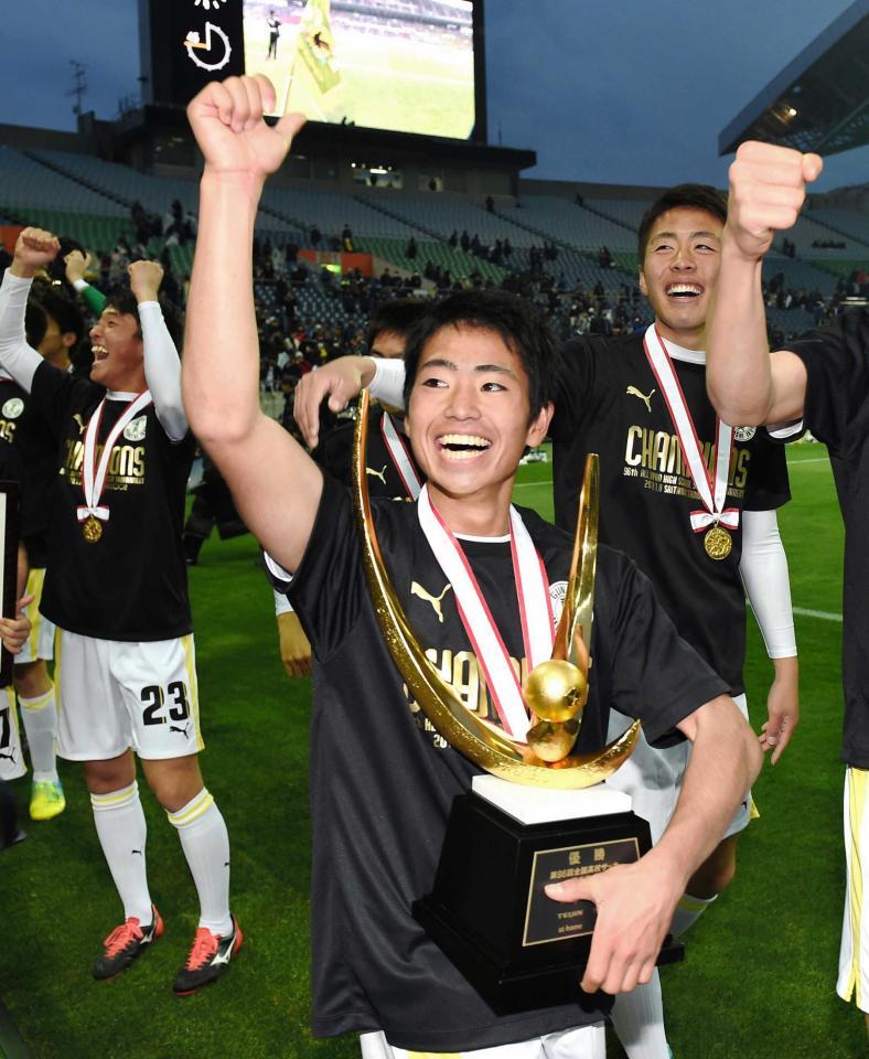 　トロフィーを抱えスタンドに向かいガッツポーズする前橋育英・飯島（撮影・棚橋慶太）