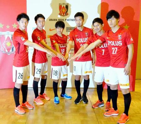 Ｊ１浦和が新加入選手を発表。新ユニホーム姿を披露した（左から）ＤＦ荻原、ＭＦ柴戸、ＭＦ山田、ＤＦ岩波、ＭＦ武富、ＤＦ橋岡