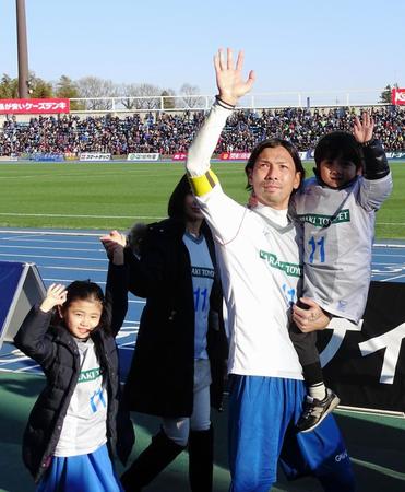引退試合を終えて、ファンに手を振ってあいさつする鈴木隆行氏