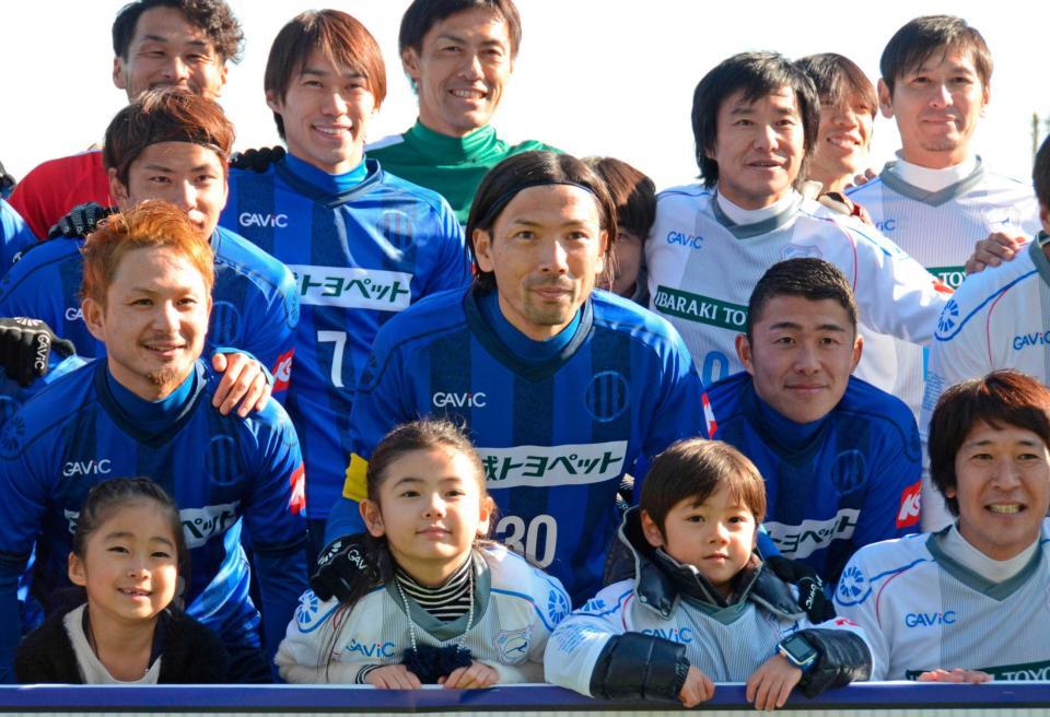 　引退試合前に中山（中央右上）、楢崎（最後列中央）らと記念撮影する鈴木隆行氏（中央）